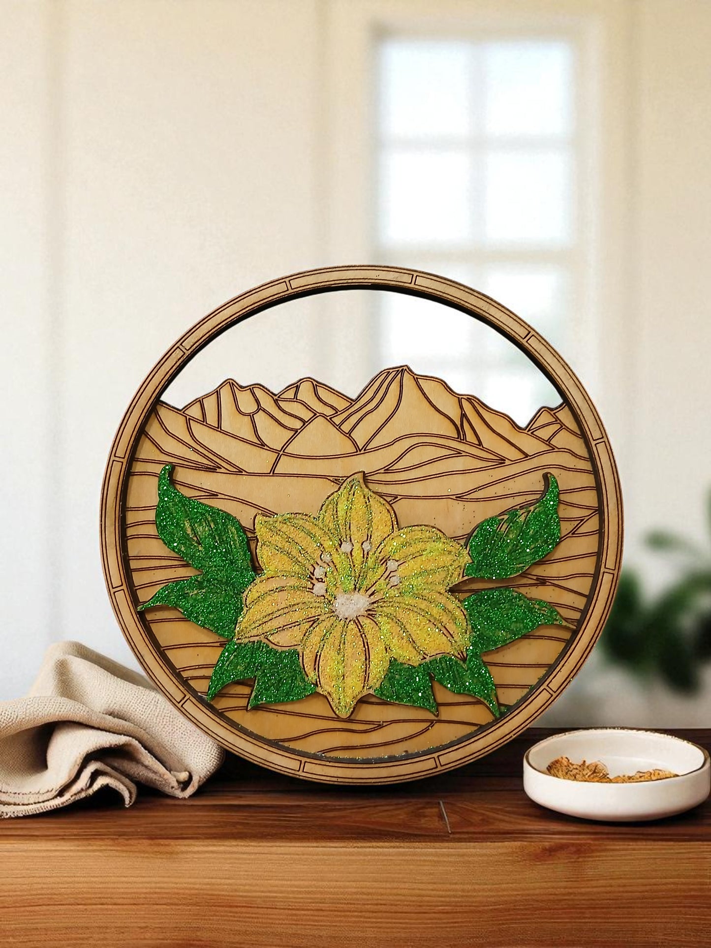 Fleur en bois sur fond bois naturel