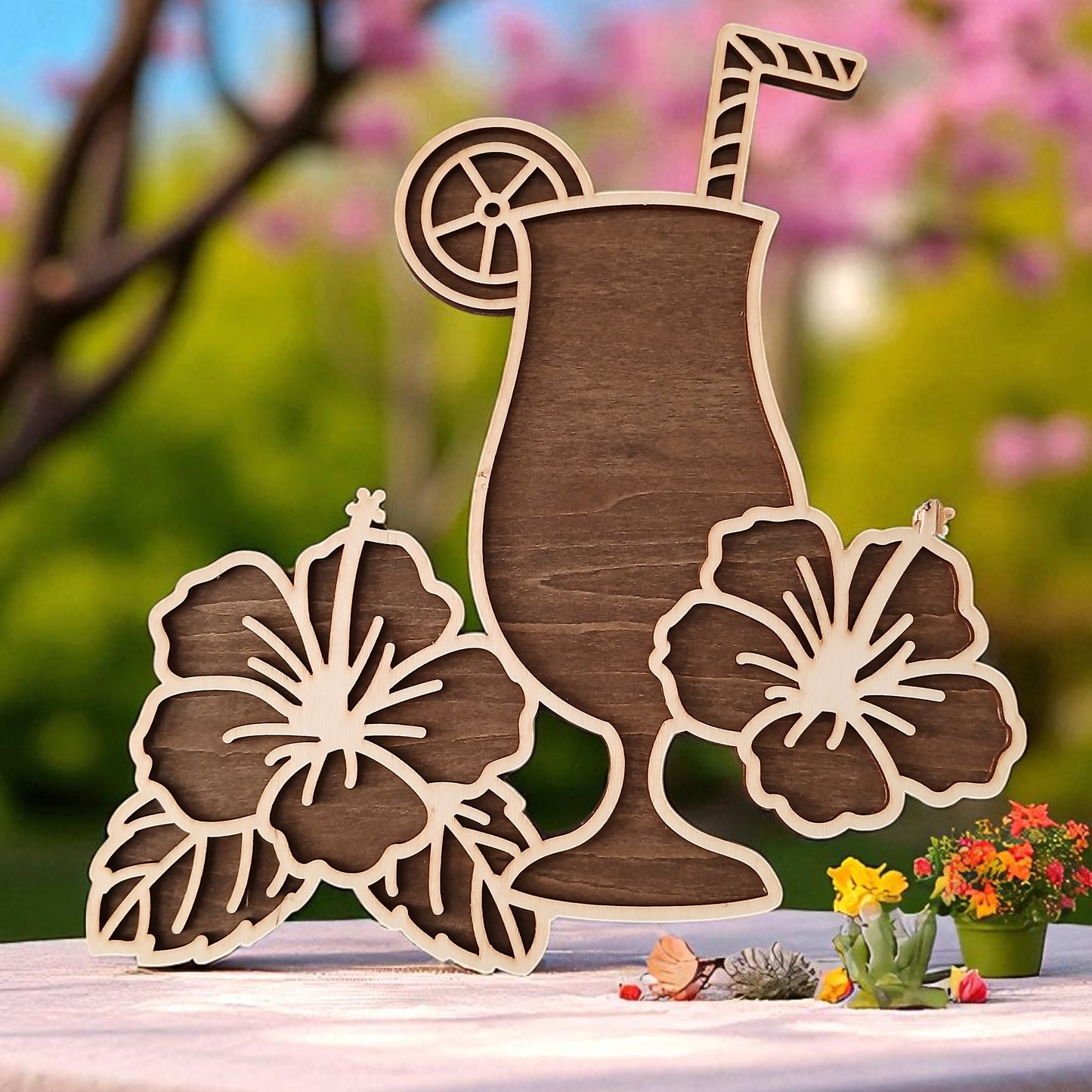 Plongez dans l’ambiance des soirées d’été avec cette décoration en bois découpé au laser