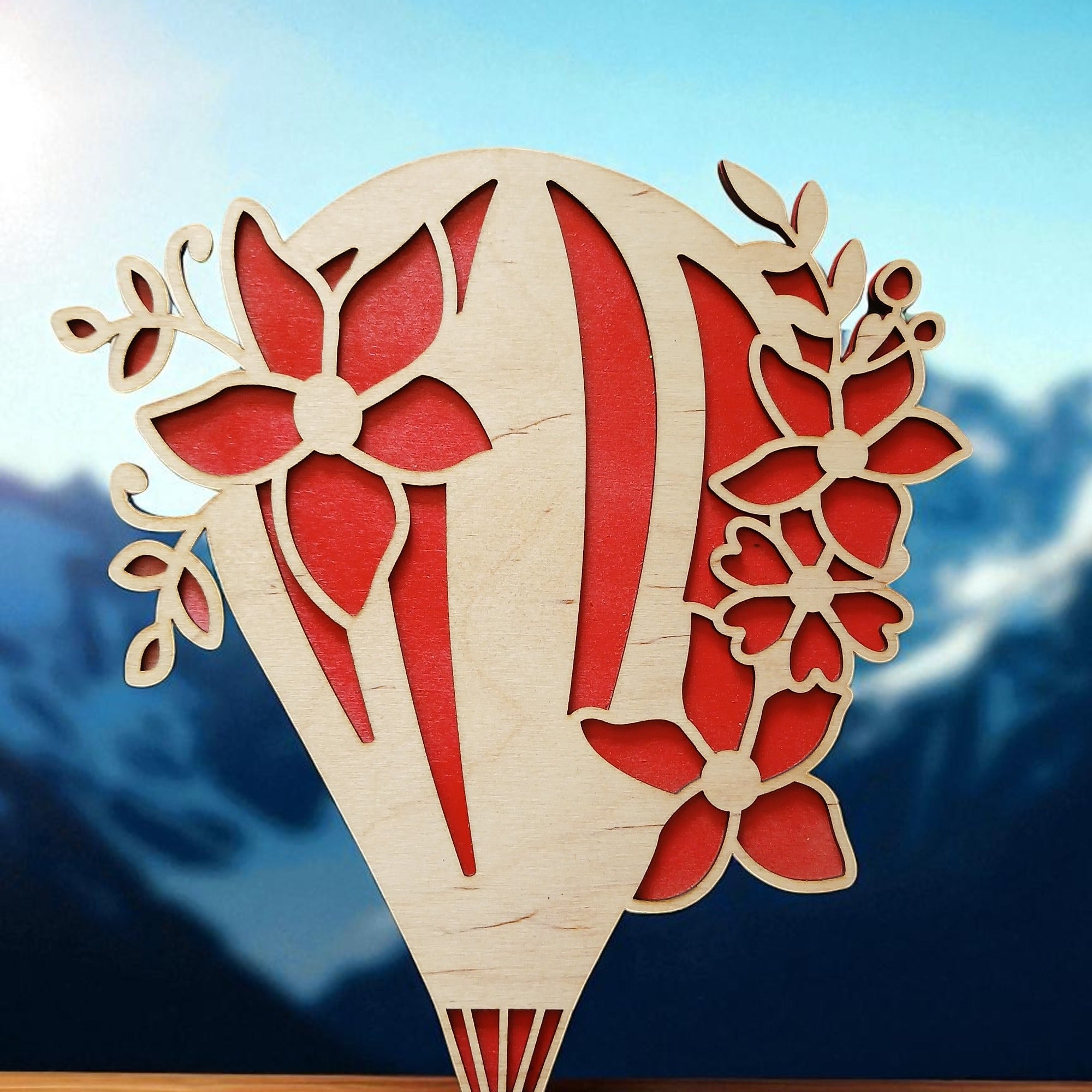 Montgolfière en bois – Décoration murale artisanale découpée au laser et peinte à la main