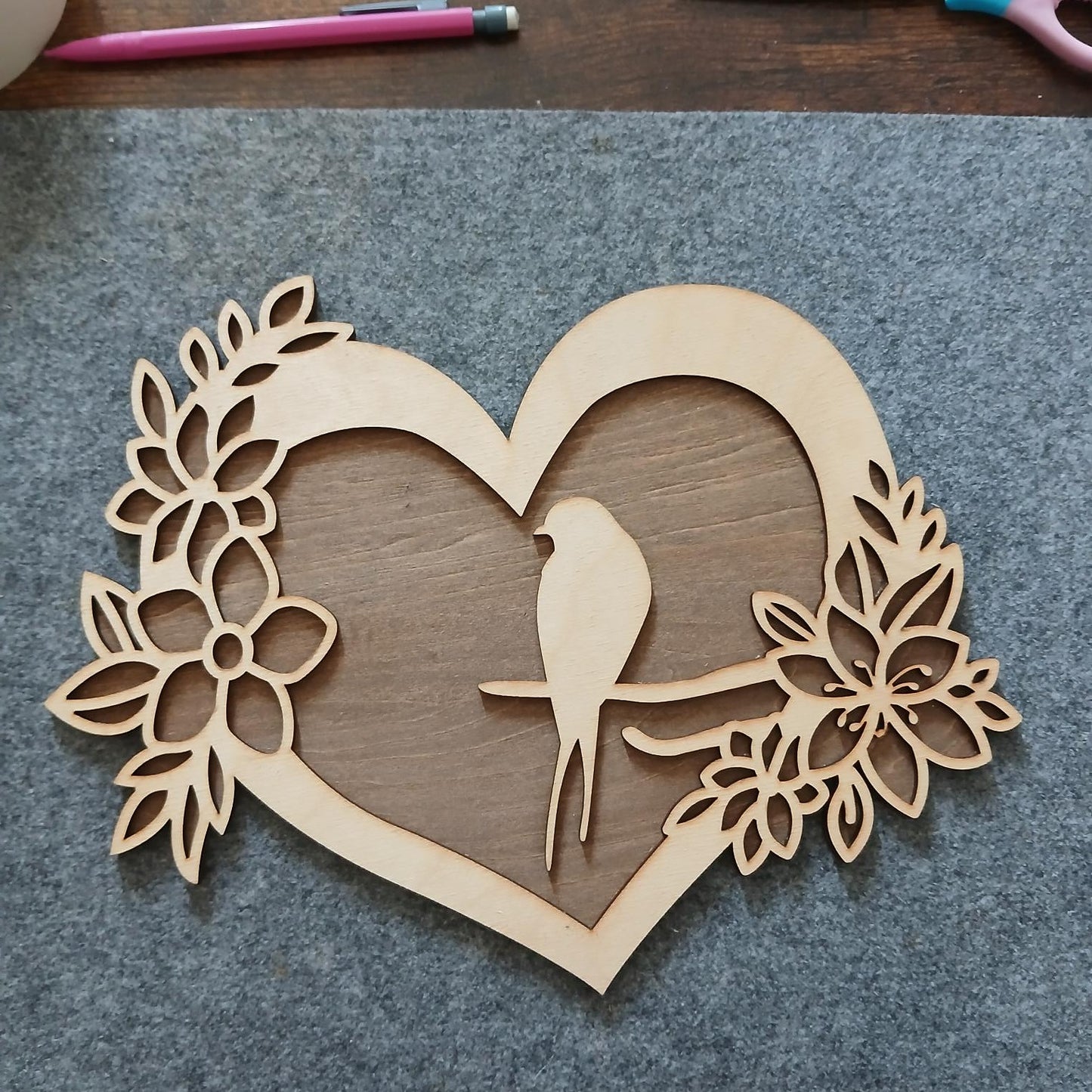 Décoration en bois – Oiseau sur branche dans un cœur, découpe laser et finition artisanale